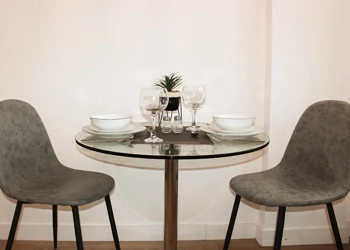 Modern Luxury Serviced Duplex Apartments By Repose- 150 Metro Court, West Bromwich